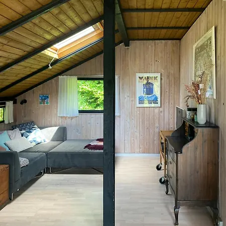 Black Wooden Near Forest And Сasa de vacaciones