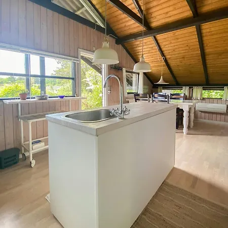 Black Wooden Near Forest And Сasa de vacaciones Melby