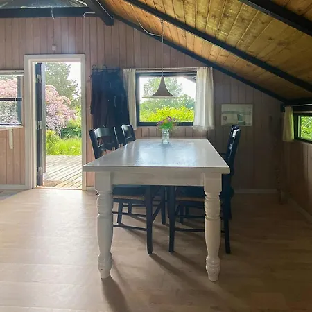 Black Wooden Near Forest And Сasa de vacaciones *