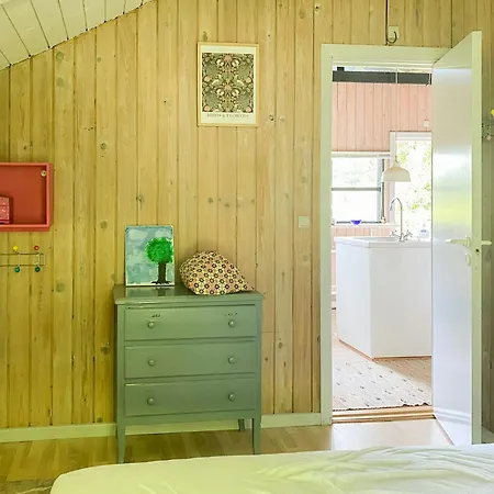 Black Wooden Near Forest And Сasa de vacaciones *