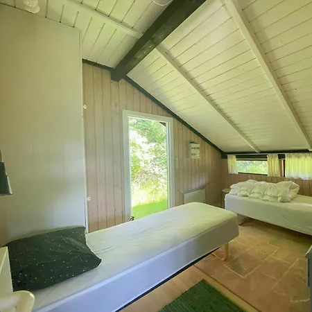 Black Wooden Near Forest And Сasa de vacaciones *